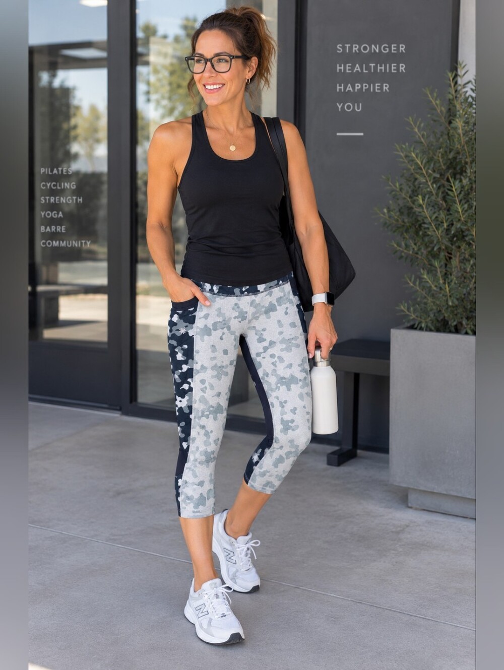 Athleta crop Pocketed leggings Grey Black sz Medium Good Condition